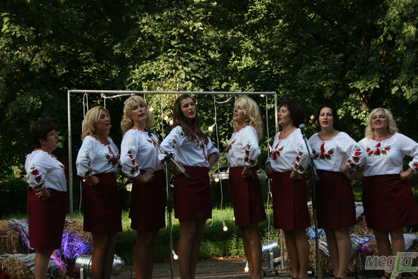 Урочистий настрій підтримували талановиті закарпатські виконавці