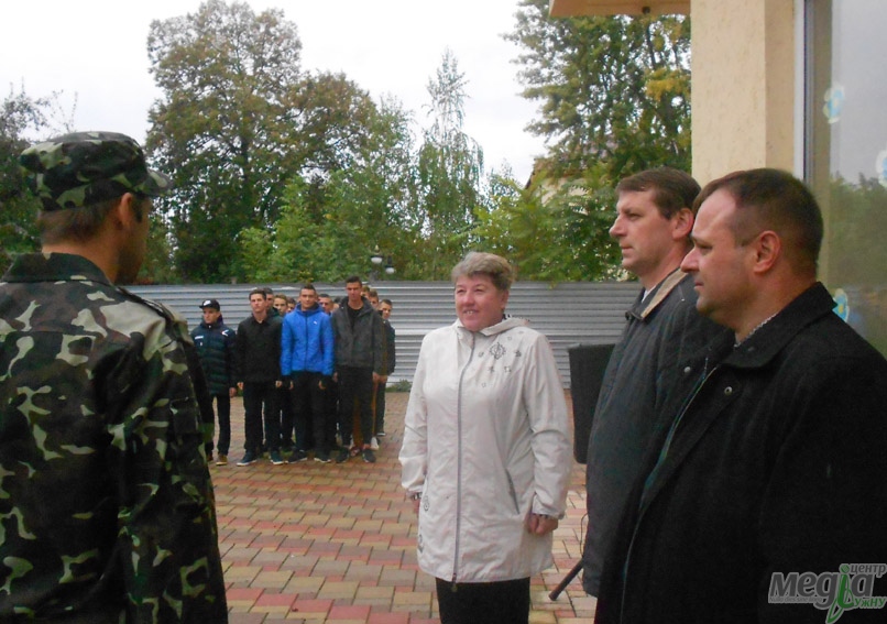 Конкурс пісні та строю в ліцеїстів з нагоди Дня захисника України оцінювали викладачі УжНУ