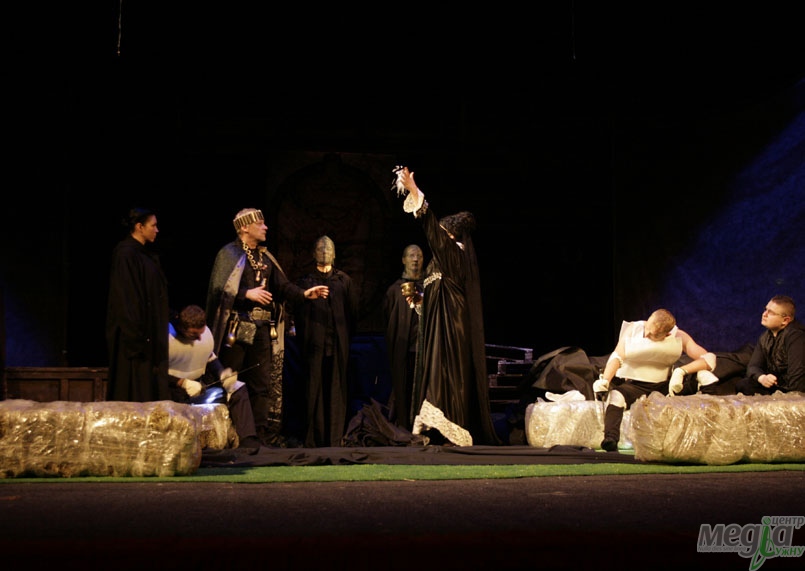 Гамлет повертається із АТО – облмуздрамтеатр відкрив сезон сучасним прочитанням Шекспіра