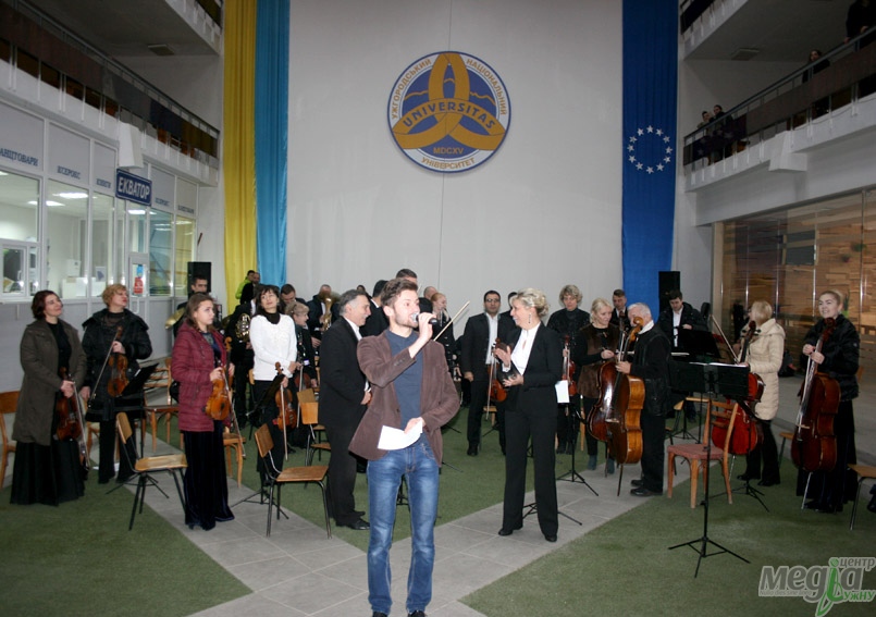 У холі головного корпусу УжНУ влаштували міні-концерт із нагоди Міжнародного дня студента!