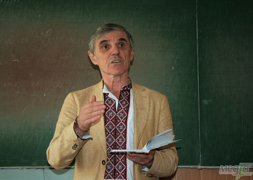 До студентів-філологів завітав відомий письменник Закарпаття Василь Мулеса