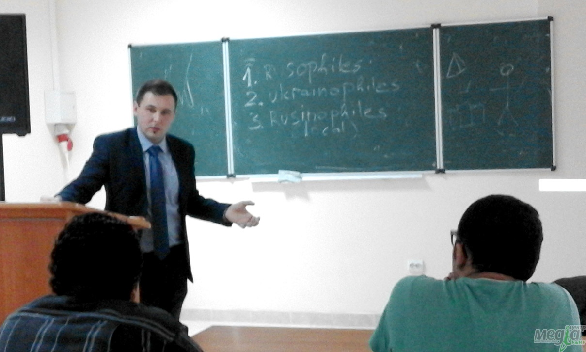 Викладач Павло Худіш читає лекцію з історії та культури України