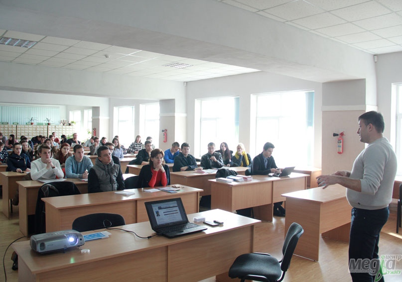 Як дізнатися все про свого депутата, розповідали нашим студентам громадські активісти