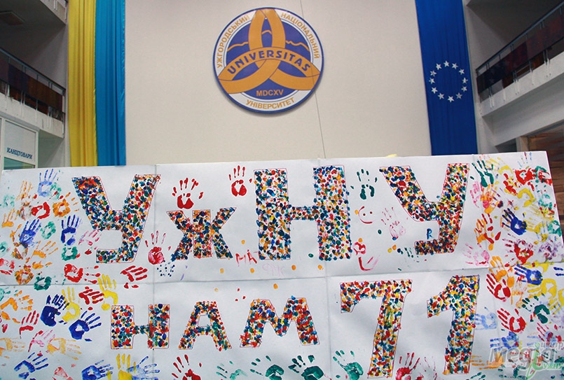 До річниці вишу в УжНУ влаштували кольоровий флешмоб (додано відео)