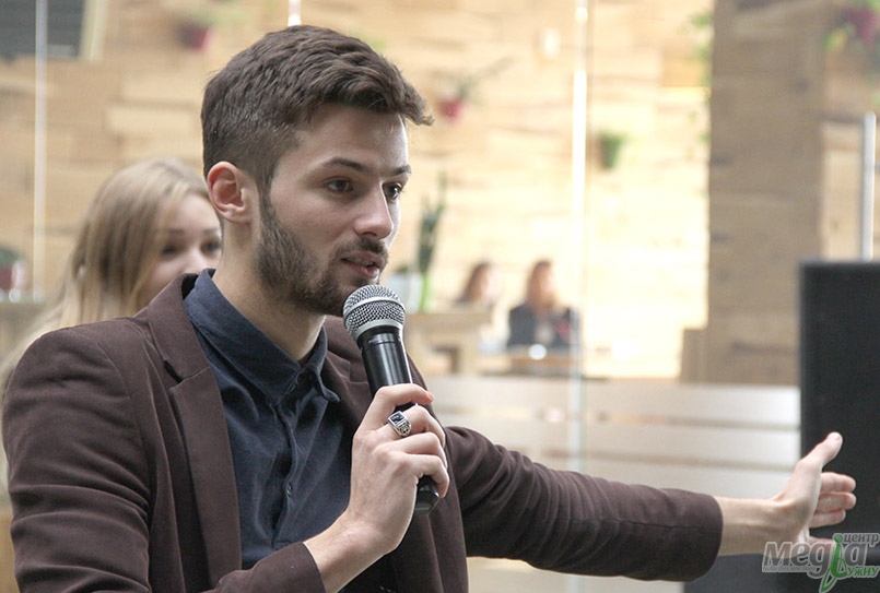 Студенти привітали УжНУ з черговою річницею концертом у холі головного корпусу вишу