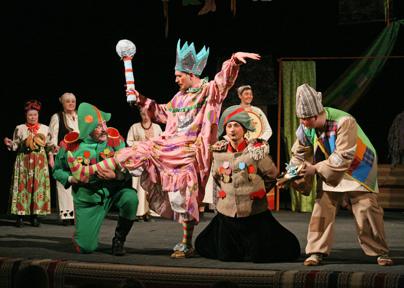 В Закарпатському облмуздрамтеатрі поставили виставу про дурні гроші