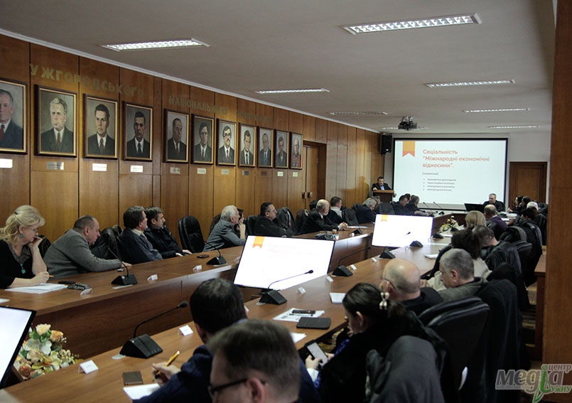 173 монографії, 156 підручників і посібників, 1637 статей, 54 збірники праць – неповний перелік наукових здобутків УжНУ в 2016 р.