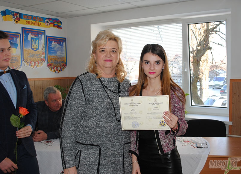 Випускникам туристичного обслуговування природничо-гуманітарного коледжу вручили дипломи