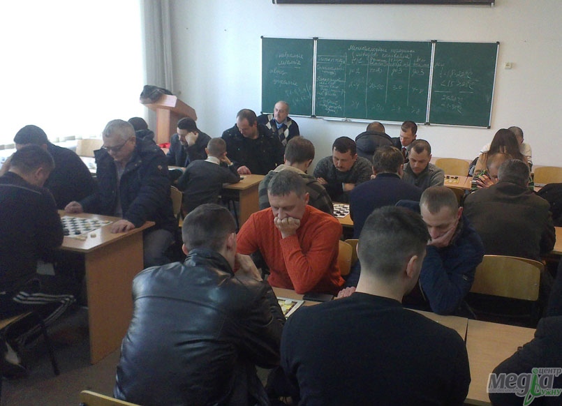 За шашковою дошкою спартакіади не знайшлося рівних викладачам-фізикам