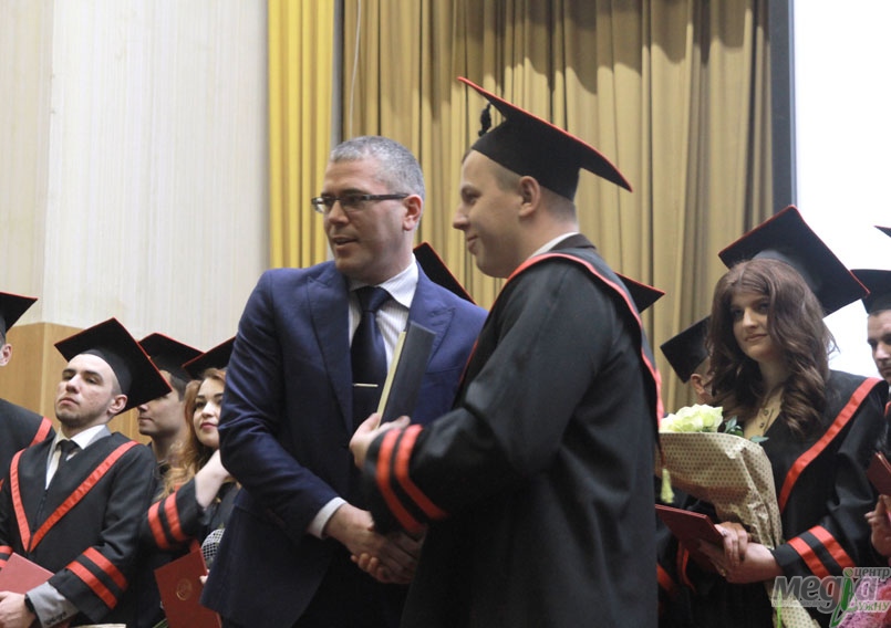 Випускники-юристи дістали не лише дипломи про освіту, а й запрошення на роботу