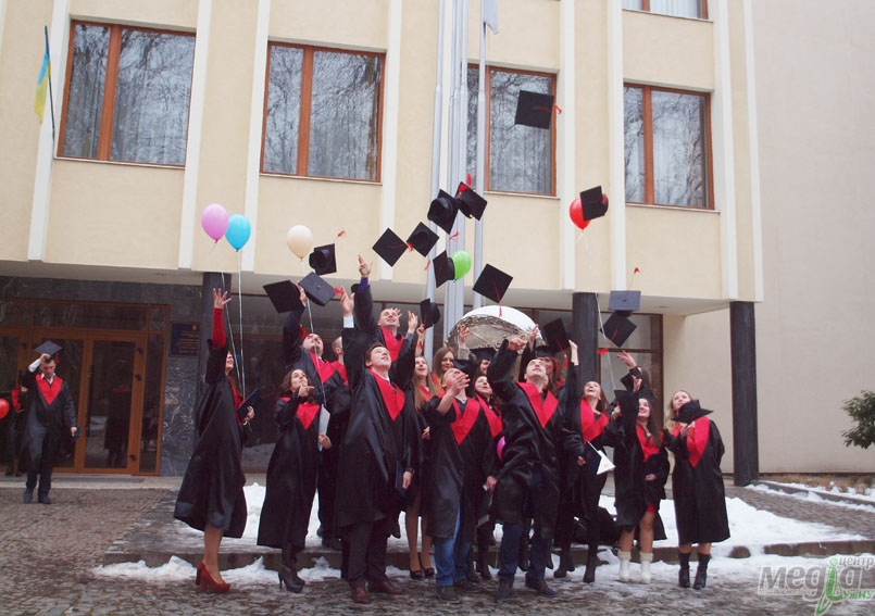 Магістрам факультету історії та міжнародних відносин також вручили дипломи