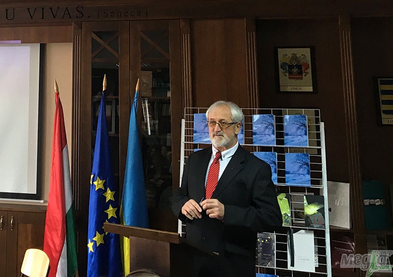 В УжНУ презентували збірку поезій угорського науковця Яноша Пустаї