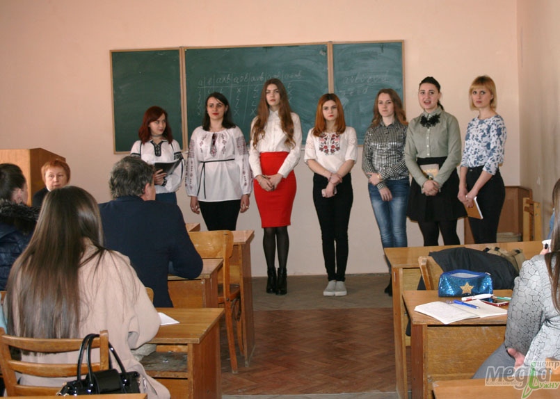 «Місіонерок» з філфаку натхненно приймали інші факультети головного корпусу університету