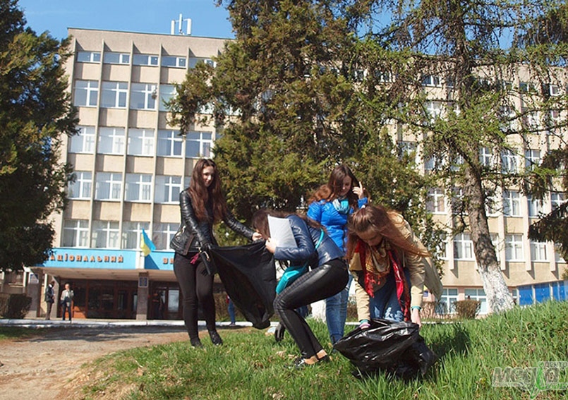 Студенти, викладачі й інші працівники університету спільно наводили лад на територіях УжНУ