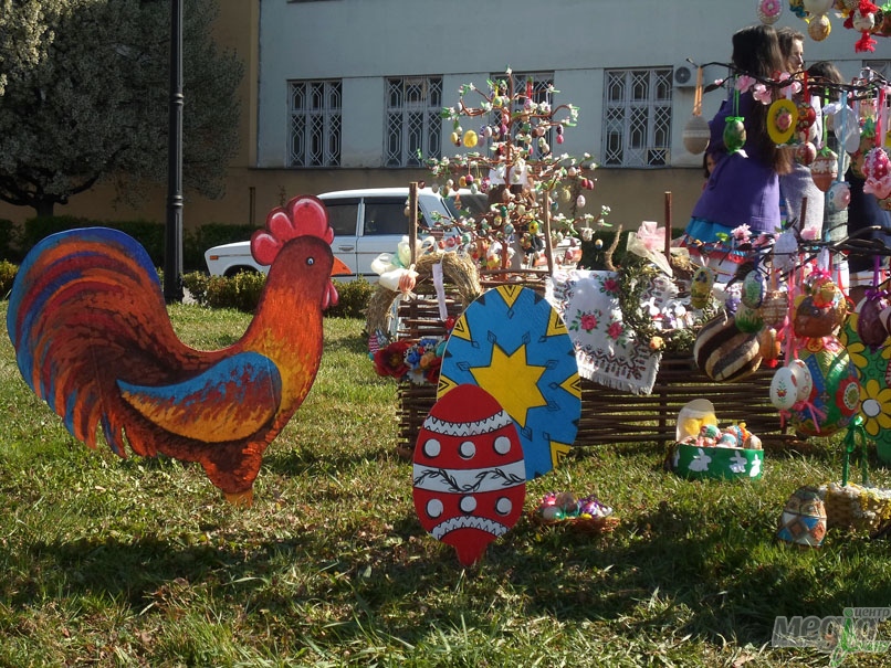 В Ужгороді просто неба відкрилася писанкова виставка