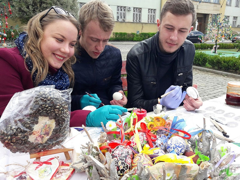 Наші студенти у вихідний узялися за писанкарство під будівлею ОДА