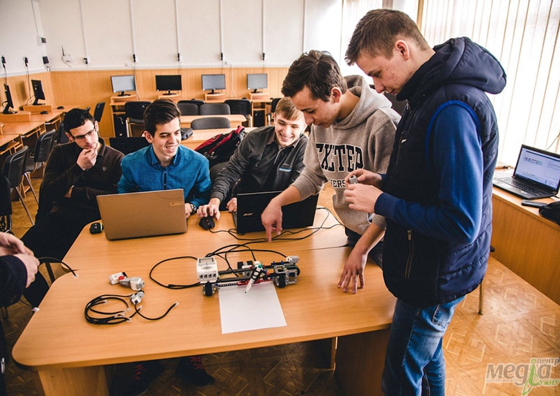 Гурток робототехніки Не лише педагогом чи програмістом, а й бізнес-аналітиком, експертом з ризику, статистом... станеш на матфаку!