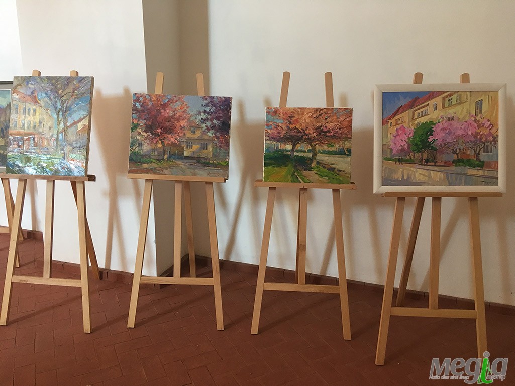 Ужгород підтримує фронт благодійною виставкою-продажем «Для бійців – від митців»