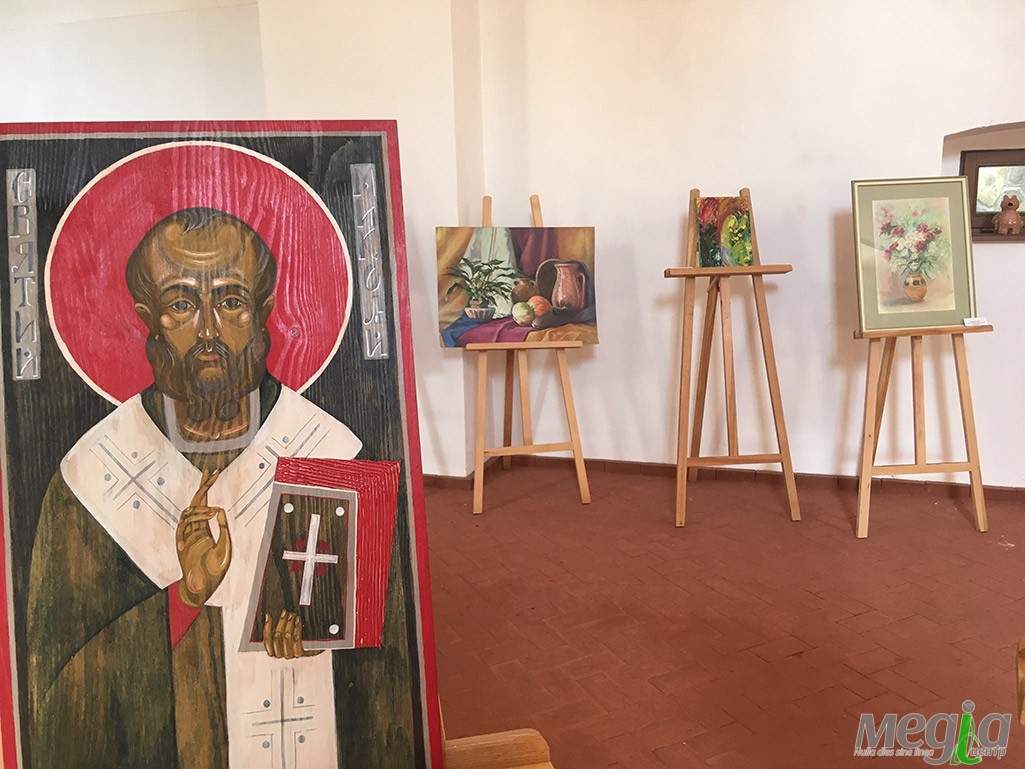Ужгород підтримує фронт благодійною виставкою-продажем «Для бійців – від митців»