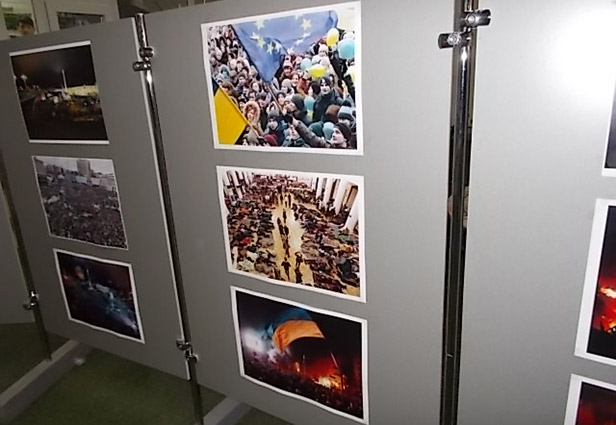 У фойє головного корпусу університету розгорнули фотовиставку на честь Революції Гідності