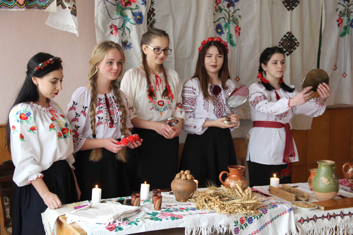 Першокурсники-україністи влаштували на філфаку Андріївські вечорниці