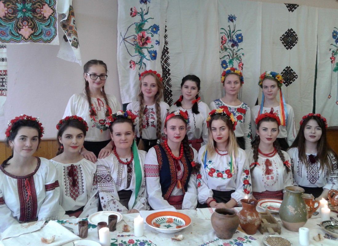 Першокурсники-україністи влаштували на філфаку Андріївські вечорниці