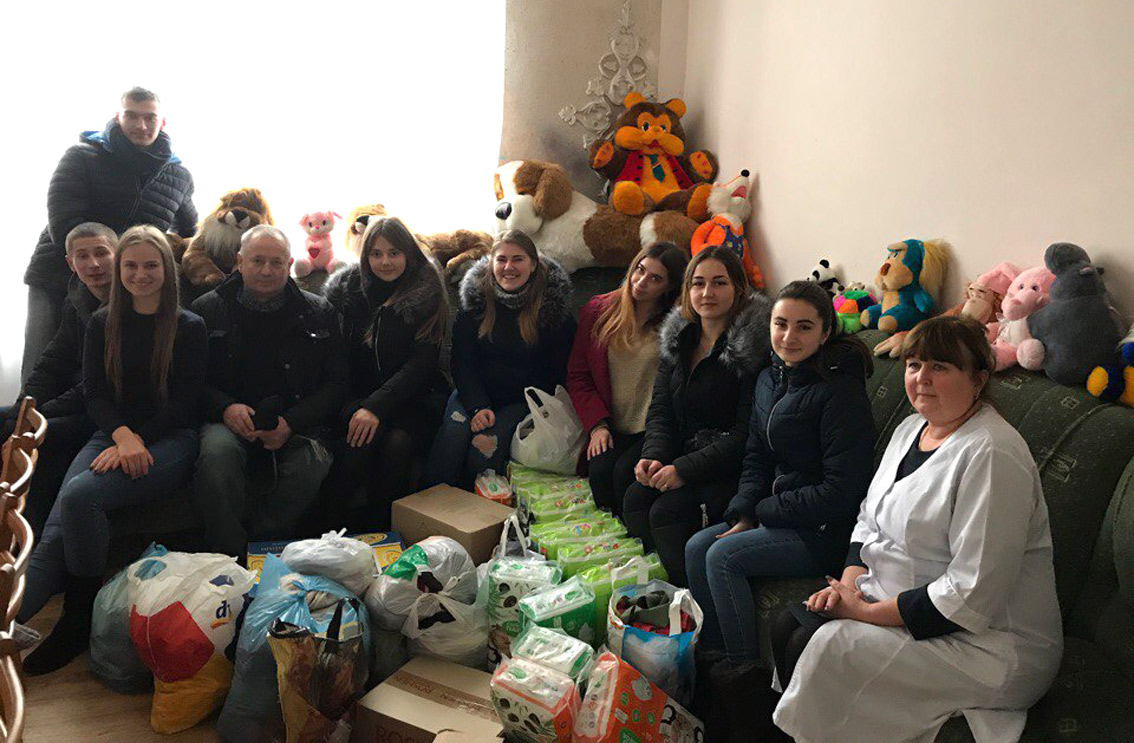 Студенти географічного факультету завітали з гостинцями у Свалявський будинок дитини