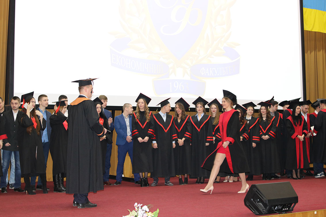 Близько 150 магістрів-випускників економічного факультету отримали дипломи
