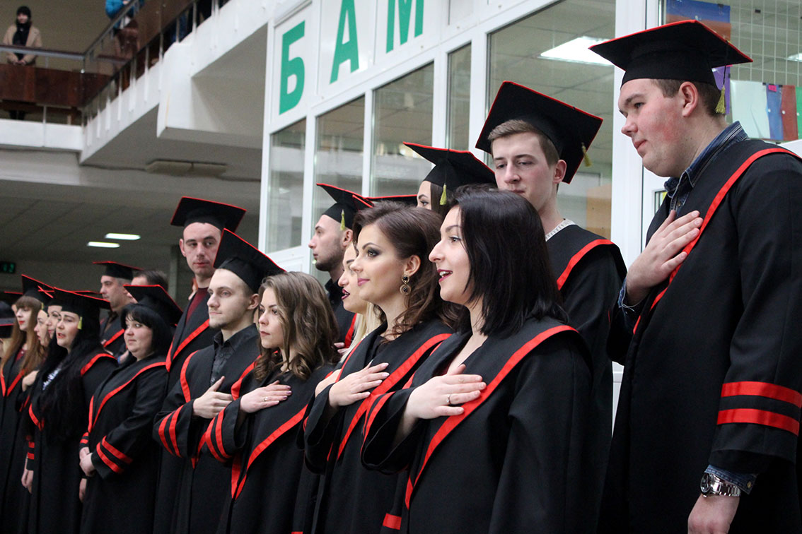 На ФСНі вручили дипломи магістрам: серед випускників – і чемпіонка світу