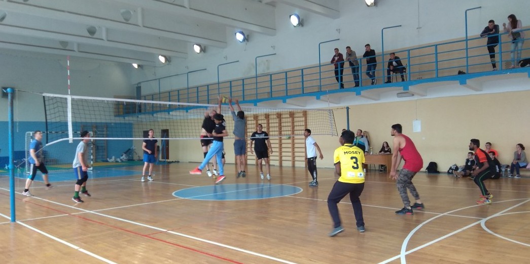 У волейбольному турнірі Тижня студентської дружби ніхто не встояв перед «Скальпелем»