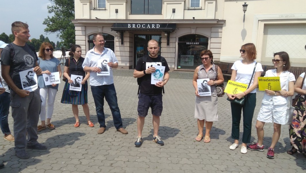 Ужгородці вийшли на акцію підтримки московського політв’язня Олега Сенцова