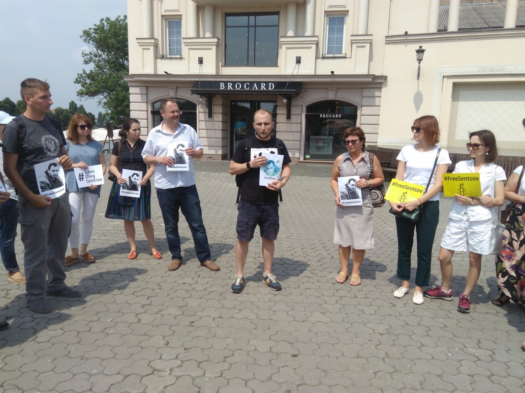 Ужгородці вийшли на акцію підтримки московського політв’язня Олега Сенцова