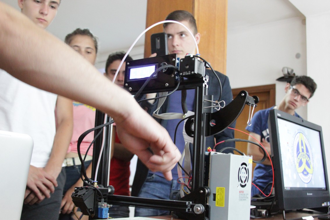 У кращих традиціях матфаку: школярам показали 3D-принтер, доповнену реальність та… Кафедральний собор