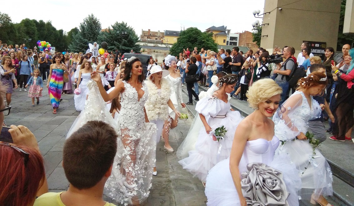 ІХ Парад наречених: якщо хочеш свята з весільною сукнею і яскравими фото – заміж не обов’язково!