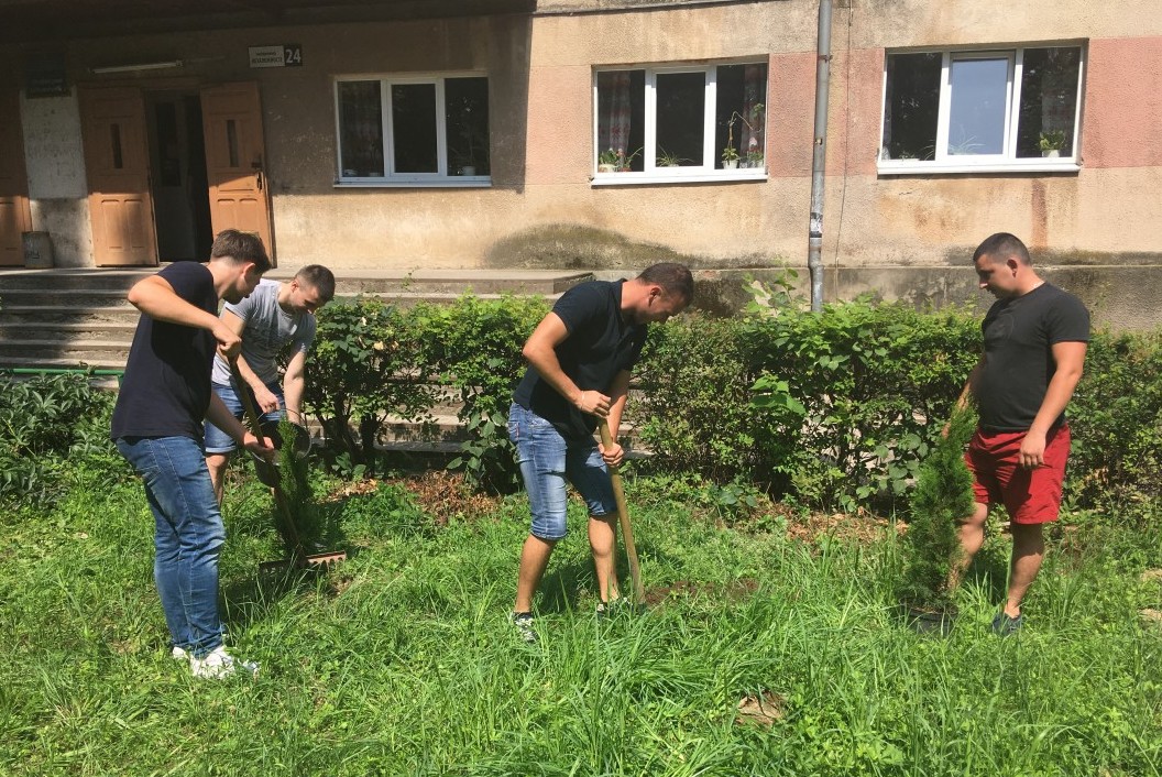 Випускники медфаку вирішили закоренити традицію озеленення