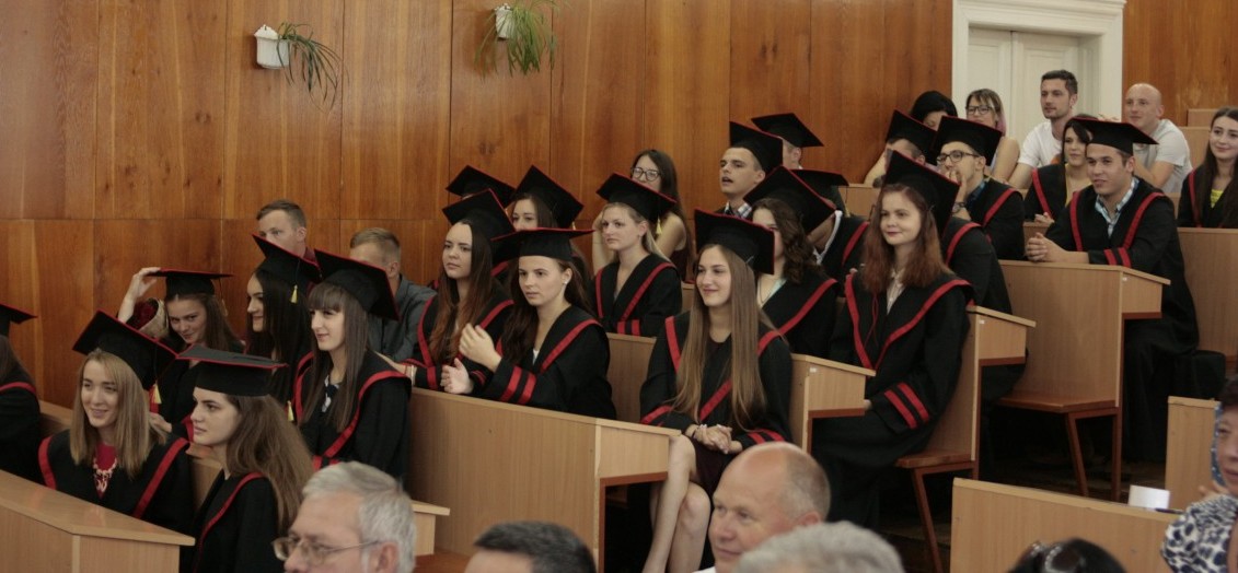 На хімічному факультеті вітали новоспечених бакалаврів хімії та екології