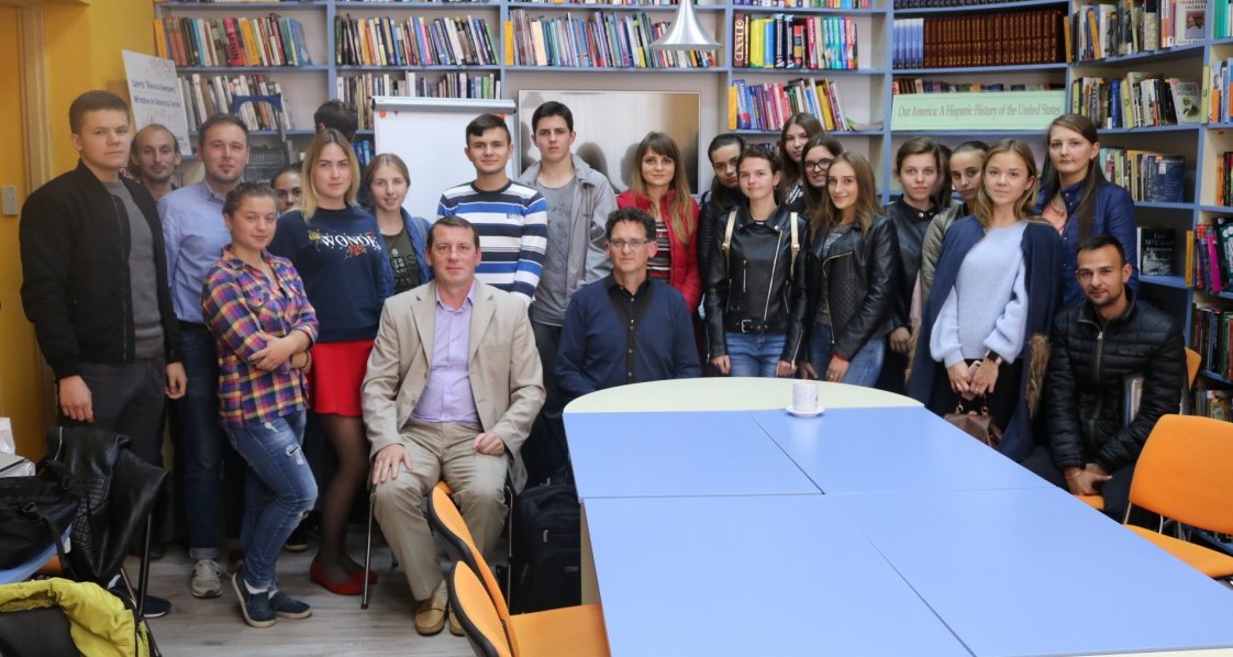 Ужнівці спілкувалися з професором-істориком зі США, який досліджує долю євреїв Закарпаття