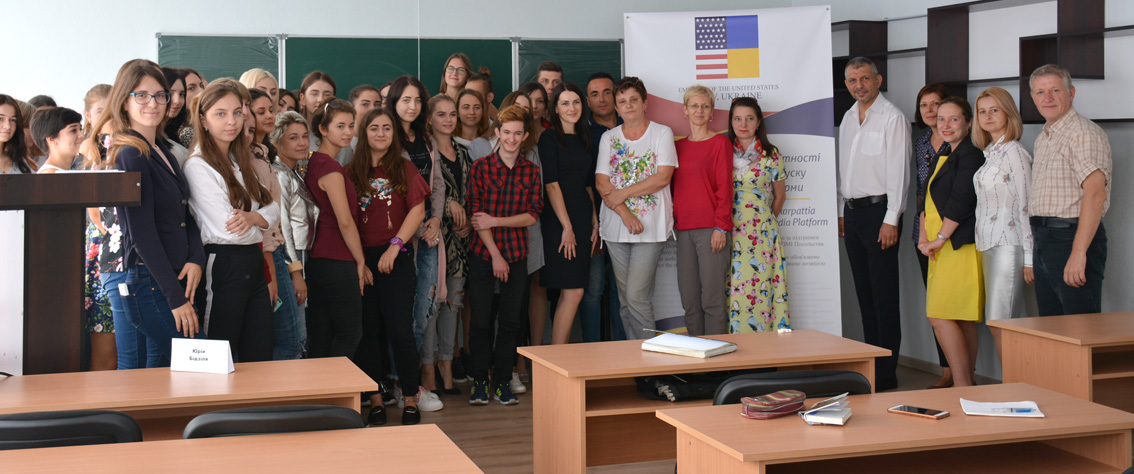 Багато читати, аналізувати й писати закликали молодь відділення журналістики тренери з Ужгорода та Німеччини