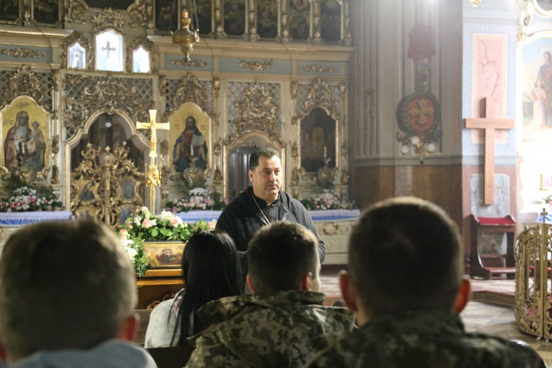 Про релігію на війні курсантам кафедри військової підготовки розповідав капелан Іван Ісаєвич