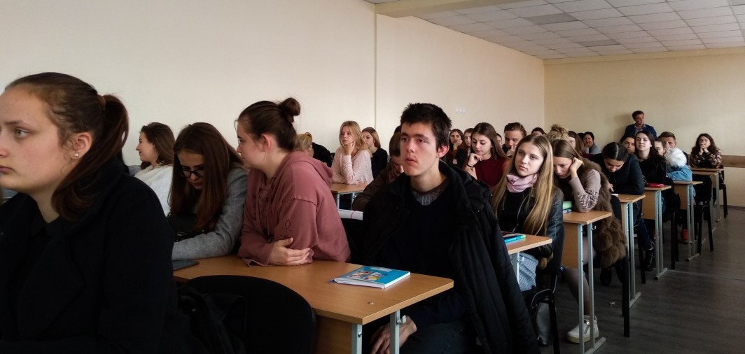 Випускниця факультету іноземної філології презентувала книгу про Іловайськ