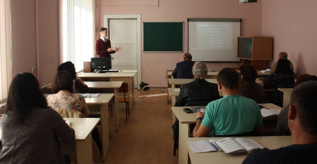 Аспірант-історик подарував учителям області важливу книжку