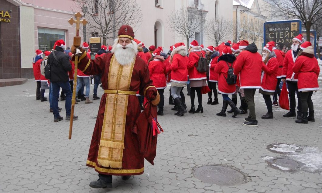 Коли казка стає традицією: Параду Миколайчиків в Ужгороді – чверть століття!
