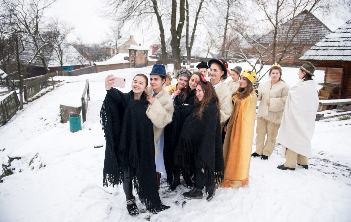Першокурсники філфаку під керівництвом доцента кафедри української літератури Оксани Тиховської реконструювали давні українські вертепні дійства