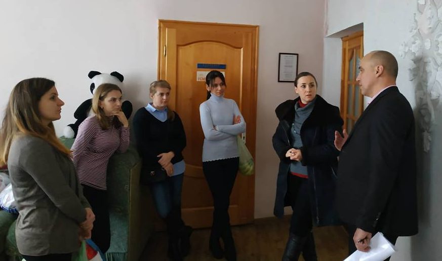 Представники ужнівського волонтаріату навідали з різдвяними гостинцями малечу Свалявського будинку дитини