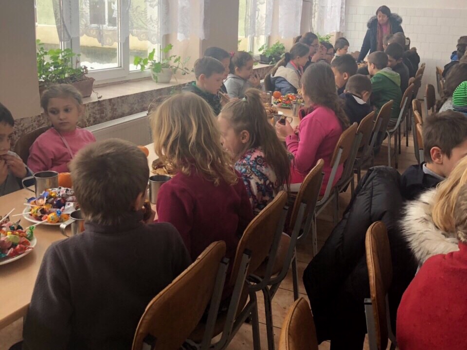 Ужнівці влаштували благодійну акцію для школярів Берегівського ліцею імені Есе Томаша