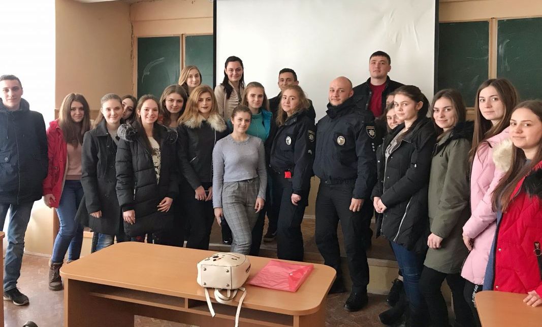 На матфак УжНУ теж навідалася поліція