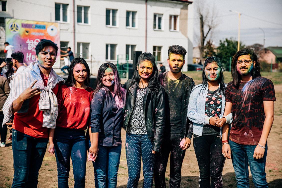 Свято весни та барв: іноземні студенти УжНУ відзначили Холі