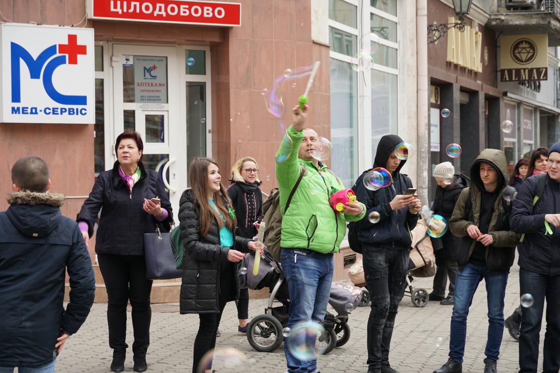 Дмухай бульбашки та усміхайся: в Ужгороді відбувся Булькфест