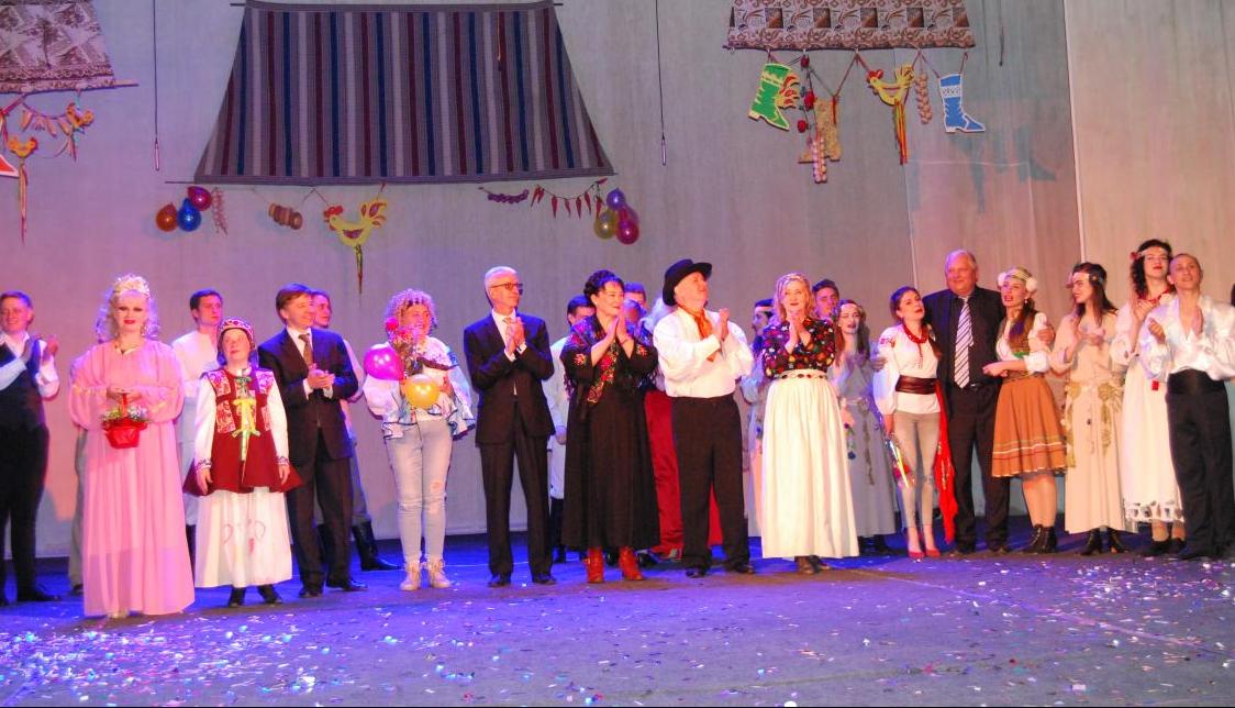 У Міжнародний день театру Закарпатський муздрамтеатр влаштував концерт-ярмарок