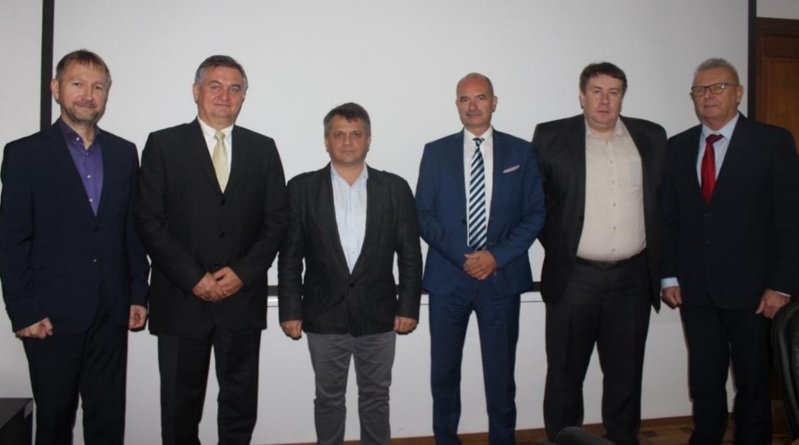 Зустріч 26 вересня 2018 року: декан факультету інформаційних технологій І. Повхан (другий з правого боку) та проректор ДВНЗ «УжНУ» І. Король (третій зліва) зі словацькими колегами з Братислави